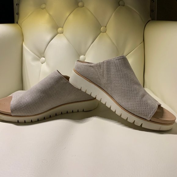 Dr. Scholl sandal, size 7.5 US, suede upper fabric, light grey, white soles. - Picture 1 of 10